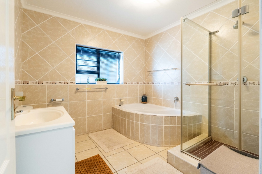 4 Bedroom Property for Sale in Menkenkop Western Cape